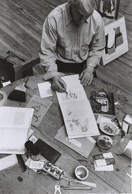 Willem de Kooning drawing in his studio, East Hampton, Long Island, 1978. Photo: Arnold Newman